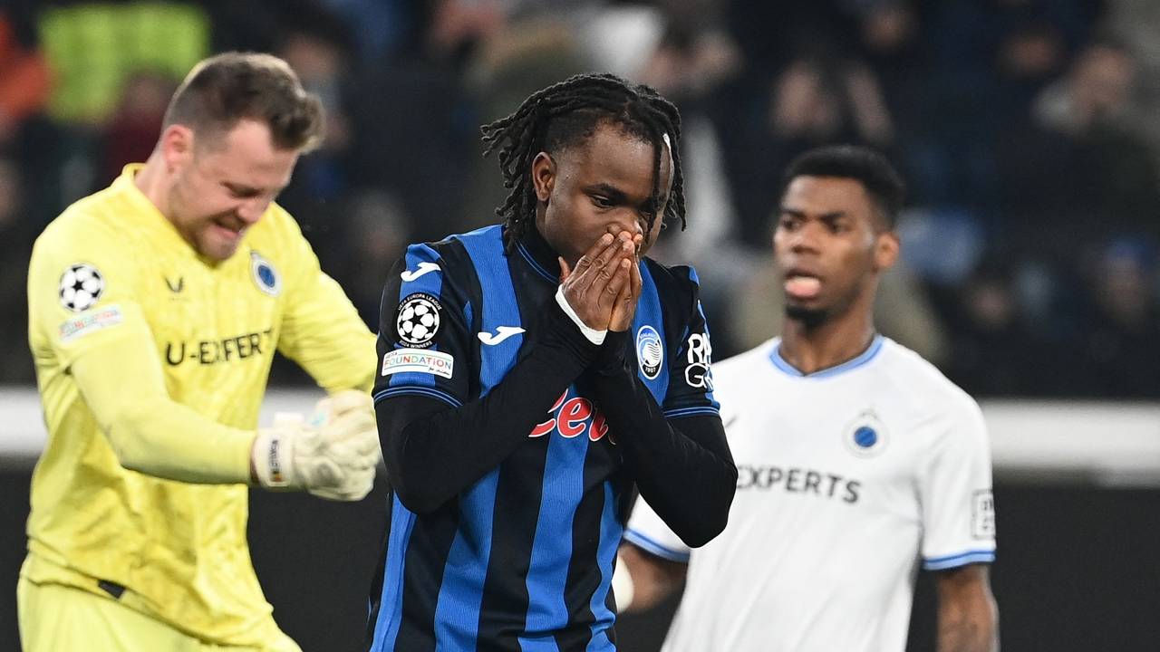 Ademola Lookman schlägt die Hände vor dem Gesicht zusammen.