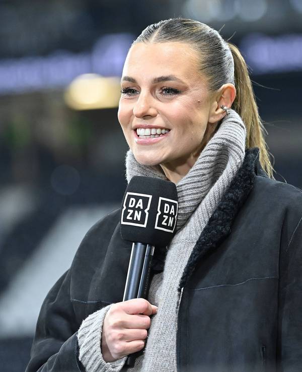 DAZN-Moderatorin Laura Wontorra am 17. Januar 2025 beim Spiel zwischen Eintracht Frankfurt und Borussia Dortmund.