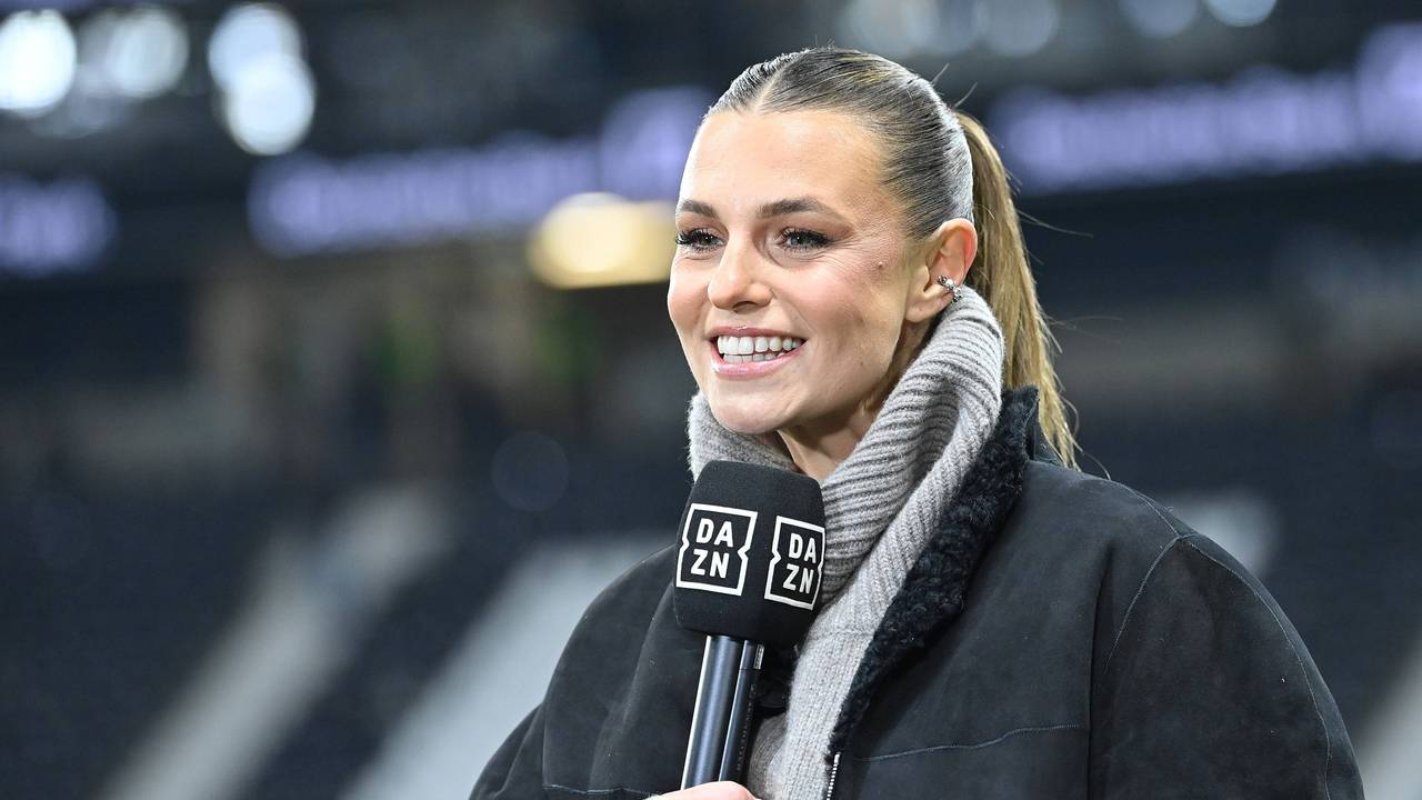 DAZN-Moderatorin Laura Wontorra am 17. Januar 2025 beim Spiel zwischen Eintracht Frankfurt und Borussia Dortmund.