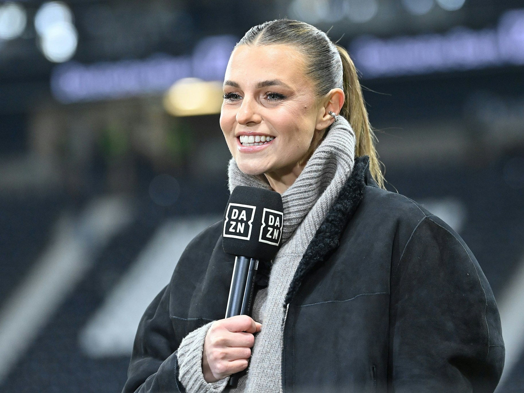 DAZN-Moderatorin Laura Wontorra am 17. Januar 2025 beim Spiel zwischen Eintracht Frankfurt und Borussia Dortmund.