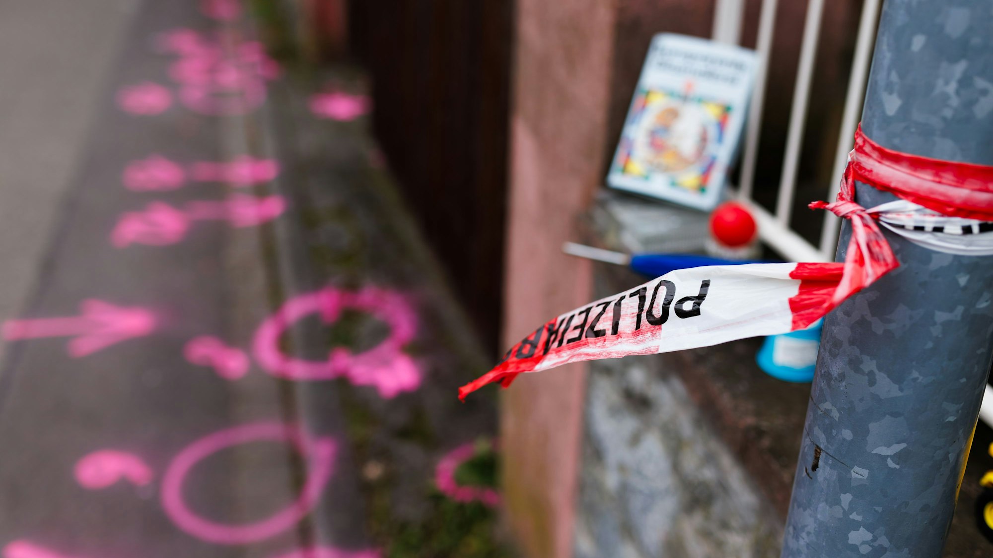 Absperrband der Polizei und zahlreiche Markierungen am Montag (17. Februar 2025) vor dem Haus in Eichstetten am Kaiserstuhl, wo es am Sonntag einen tödlichen Polizei-Einsatz gegeben hatte.