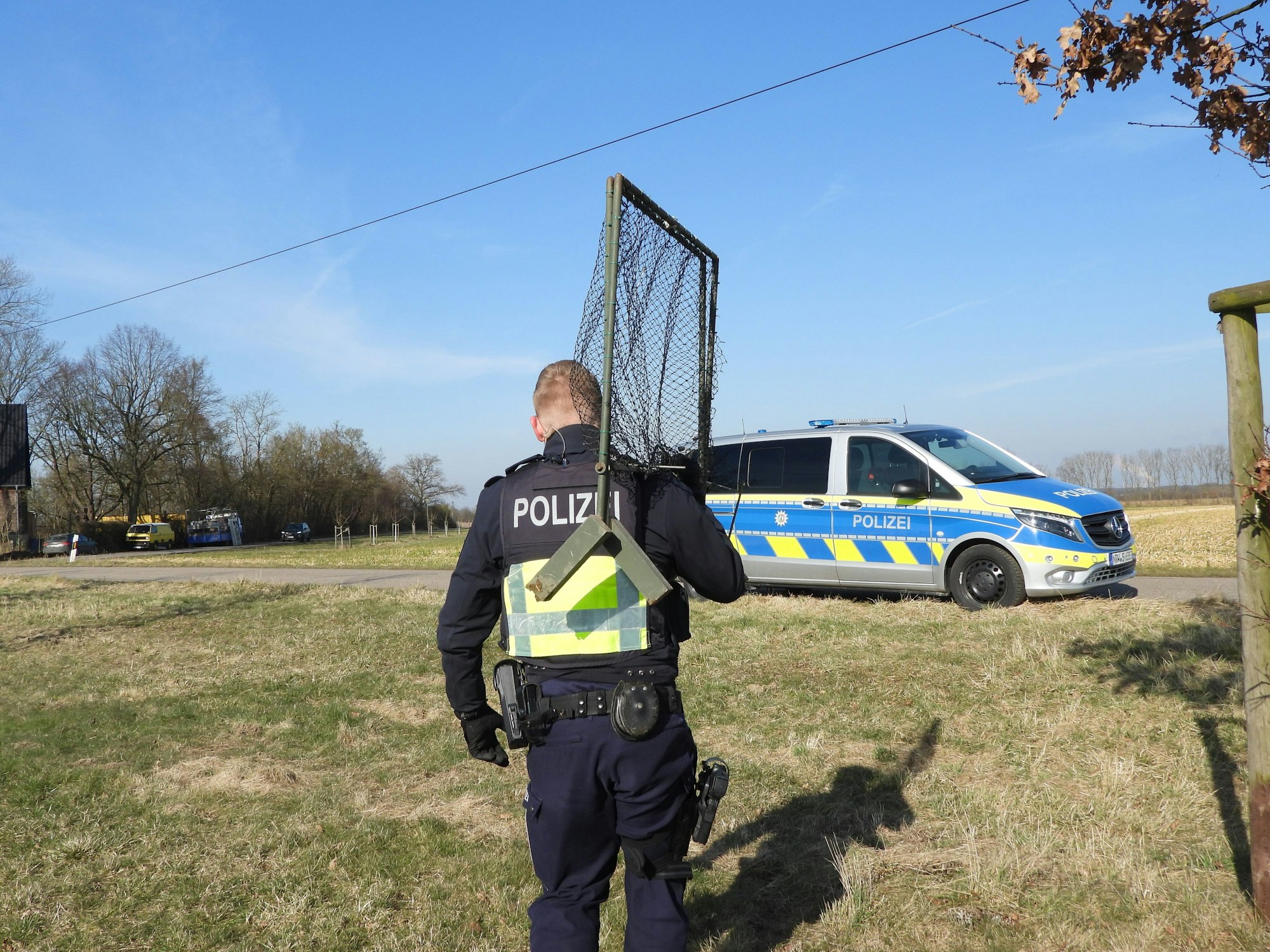 Von den Einsatzkräften der Polizei wurde die Falle abtransportiert.