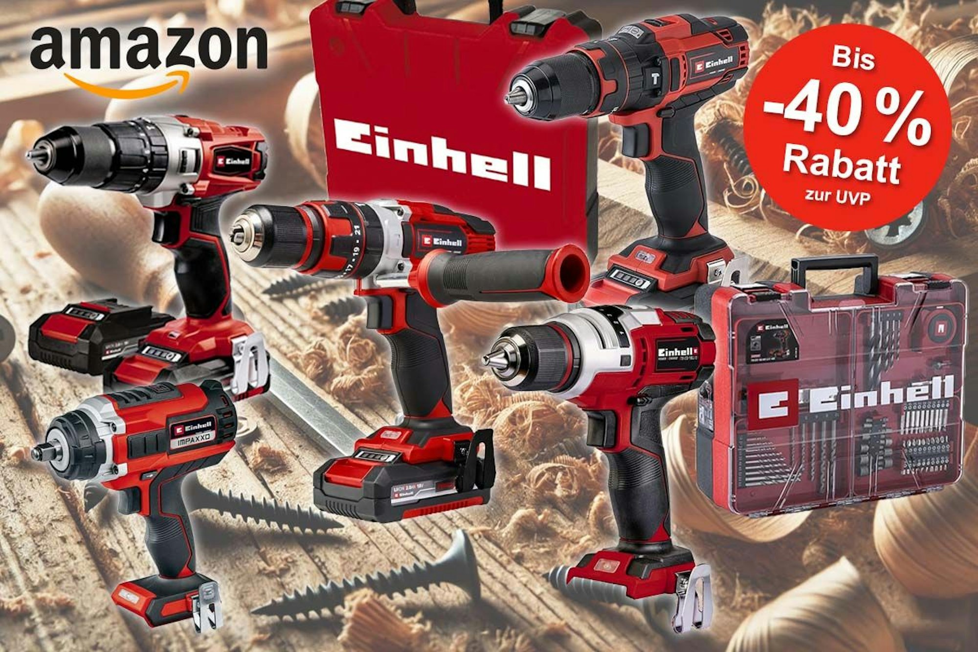 Einhell Akku-Bohrschrauber TE-CD 18/48 Li-i-Solo Power X-Change, TE-CD 12/1 Li +22+CL, TE-CD 18/40 Li-i +64, Einhell Professional Akku-Schlagschrauber IMPAXXO 18/400 und weitere mit Zubehör Koffer und Akku vor einem Werkstatt Holztisch mit Holzspänen und Schrauben.