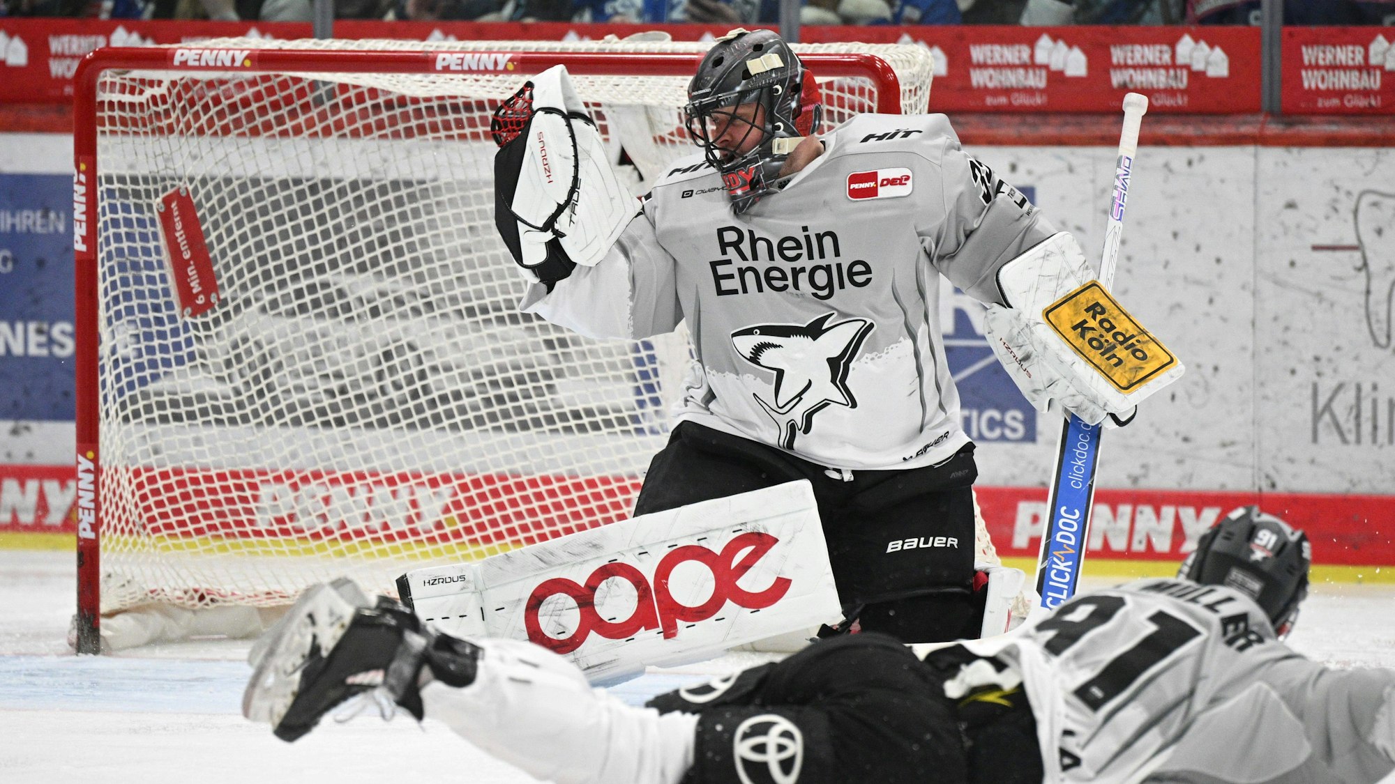 Julius Hudacek versucht, einen Schuss zu parieren.