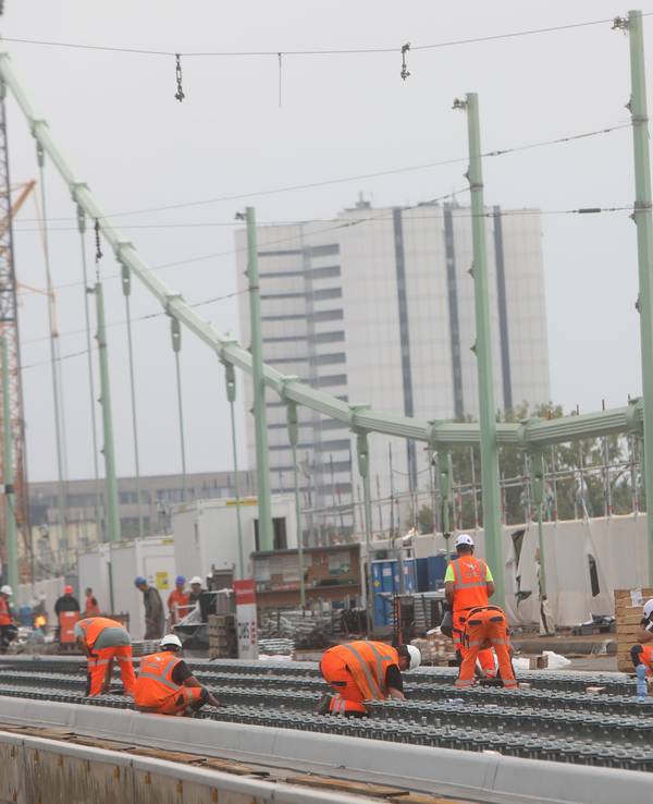 Arbeiter bei den Sanierungsarbeiten auf der Mülheimer Brücke in Köln.
