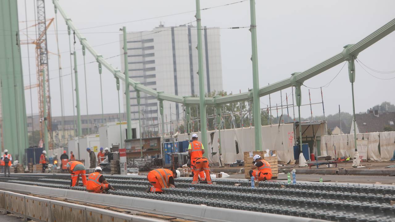 Arbeiter bei den Sanierungsarbeiten auf der Mülheimer Brücke in Köln.