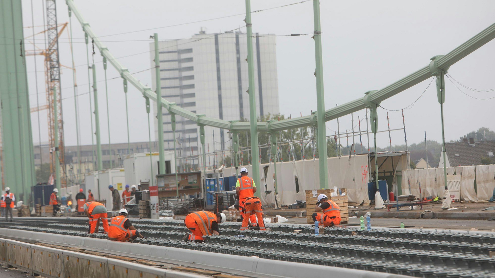 Arbeiter bei den Sanierungsarbeiten auf der Mülheimer Brücke in Köln.