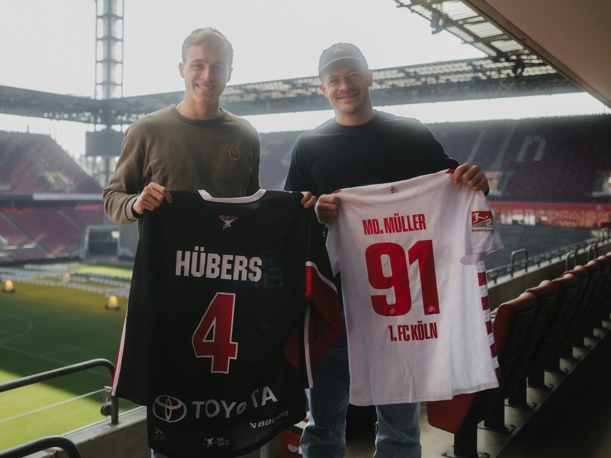 Fußballer Timo Hübers (1. FC Köln) und Eishockey-Profi Moritz Müller (Kölner Haie, r.) trafen sich im Rhein-Energie-Stadion.