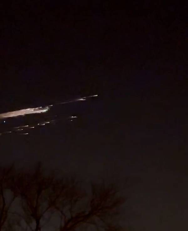 Lichter glühen am Himmel.