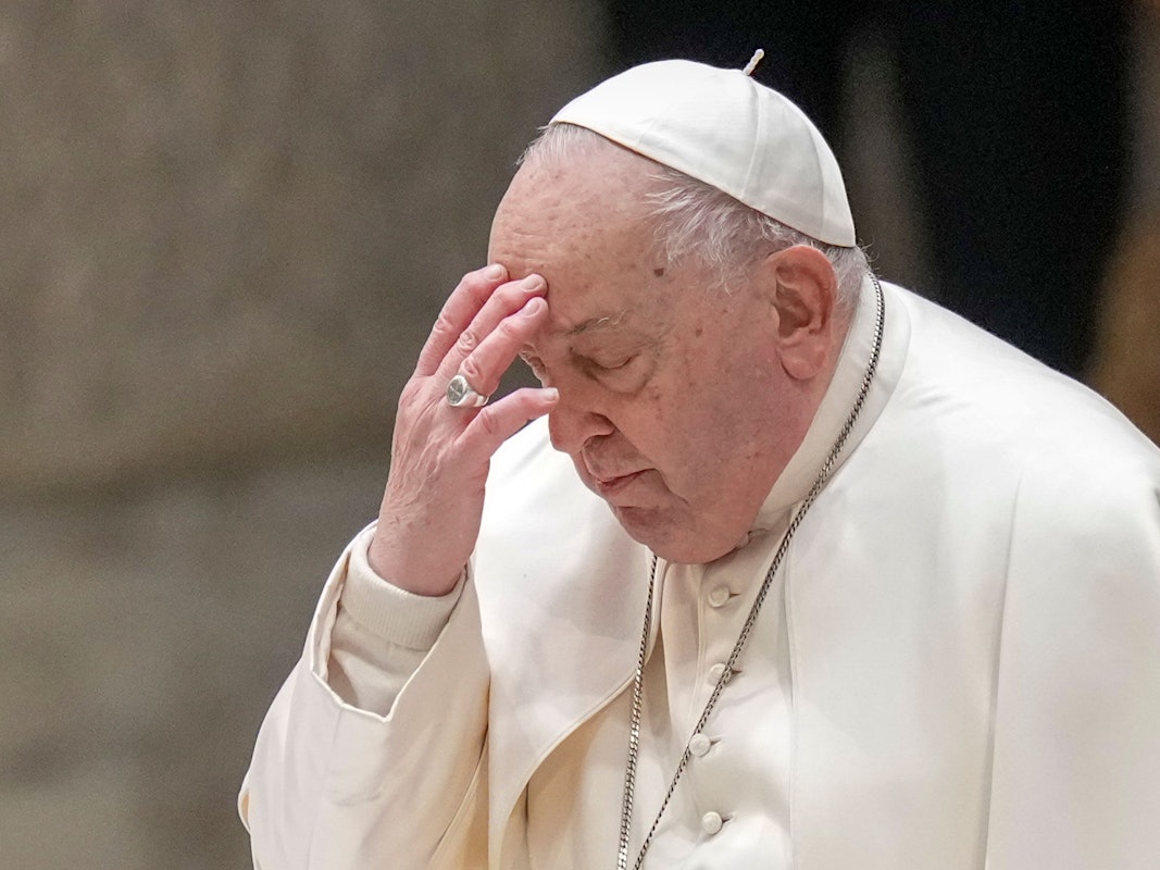 Papst Franziskus bei einer Audienz Anfang Februar 2025. Aktuell liegt der 88 Jahre alte Pontifex mit einer Lungenentzündung im Krankenhaus.