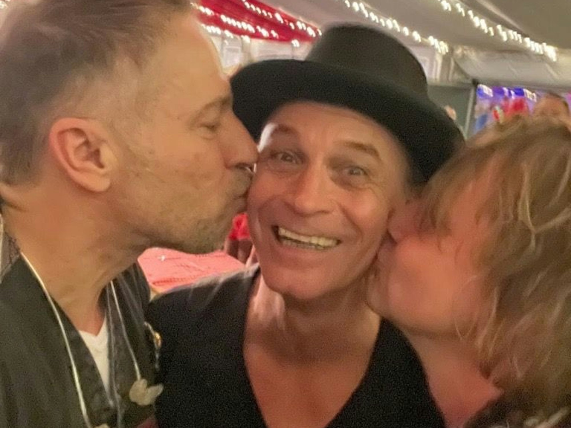 Patrick Lück und Jens Streifling geben Peter Brings ein Küsschen.