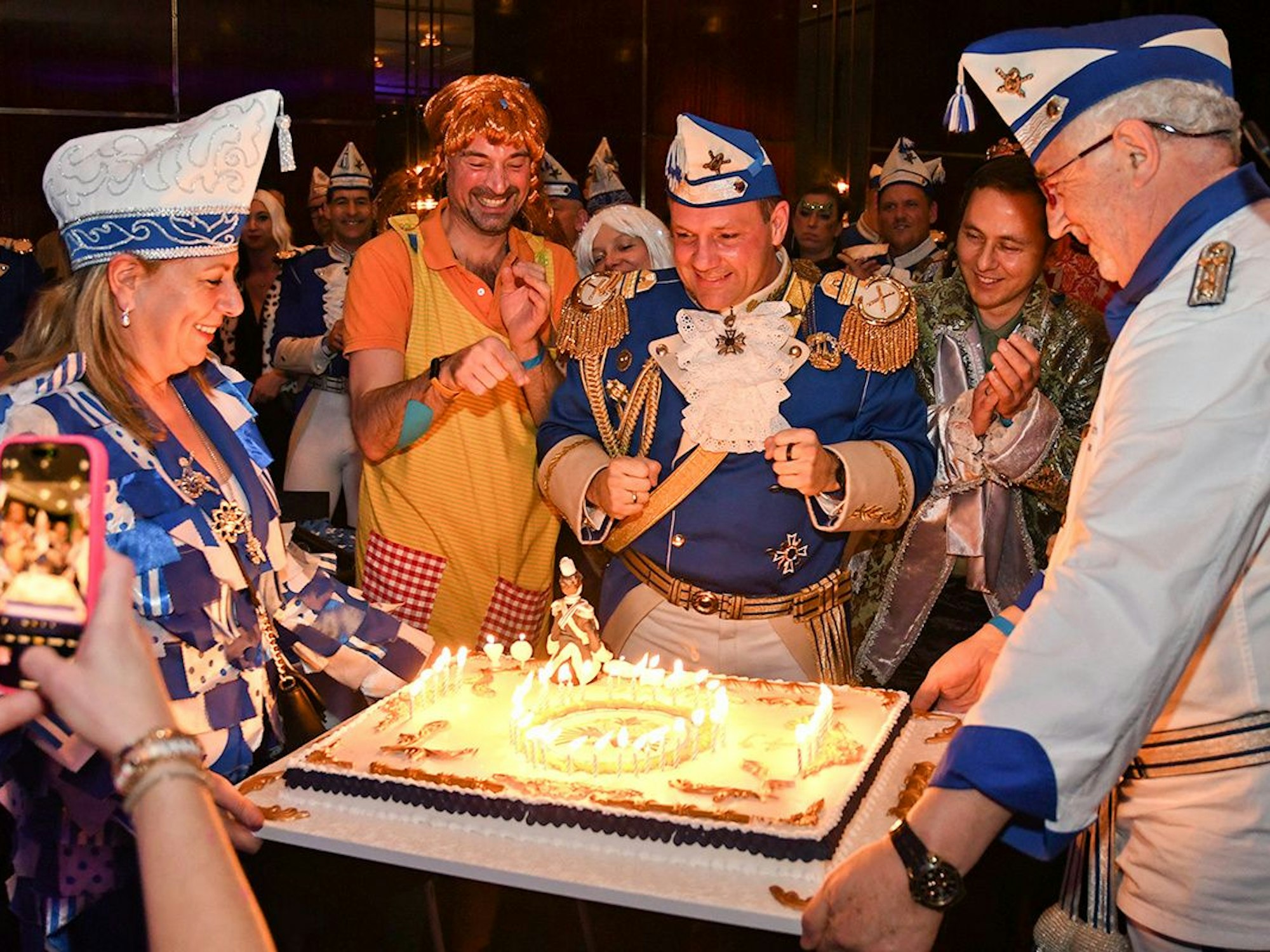 Björn Griesemann erhält eine Geburtstagstorte.