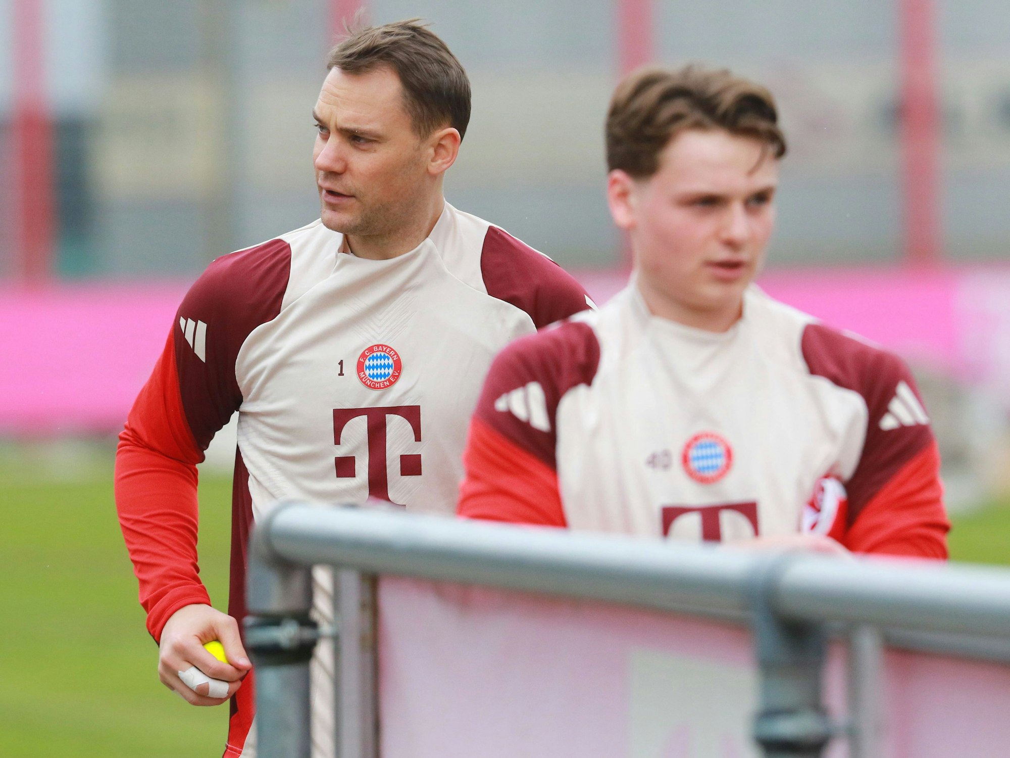 Manuel Neuer und Jonas Urbig beim Abschlusstraining vor dem Hinspiel gegen Celtic Glasgow.