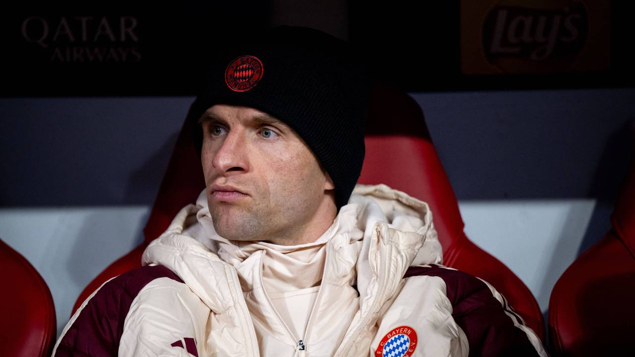 Thomas Müller sitzt auf der Bank und guckt aufs Spielfeld.