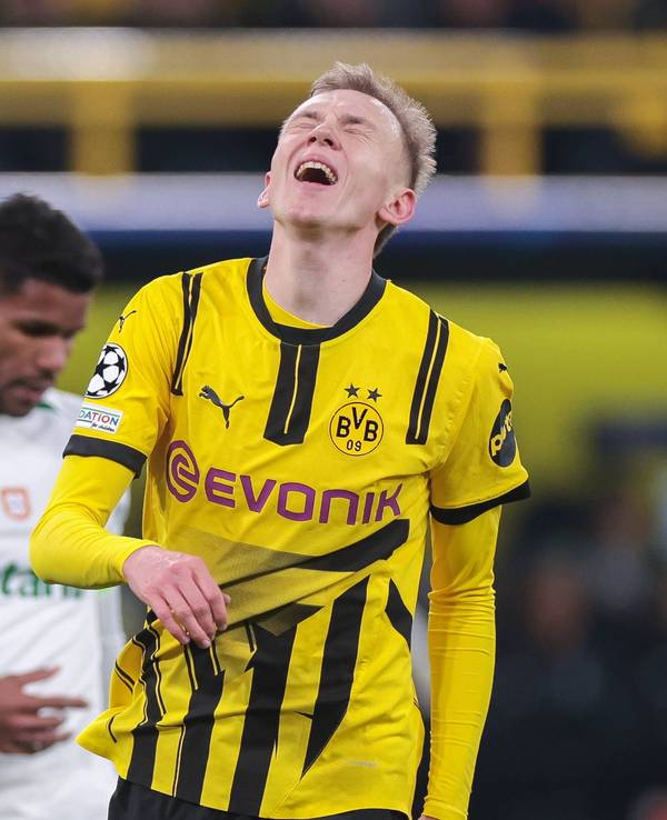 BVB-Profi Maximilian Beier ärgerte sich während der Partie am Mittwochabend (19. Februar 2025) gegen Sporting Lissabon über eine vergebene Chance.