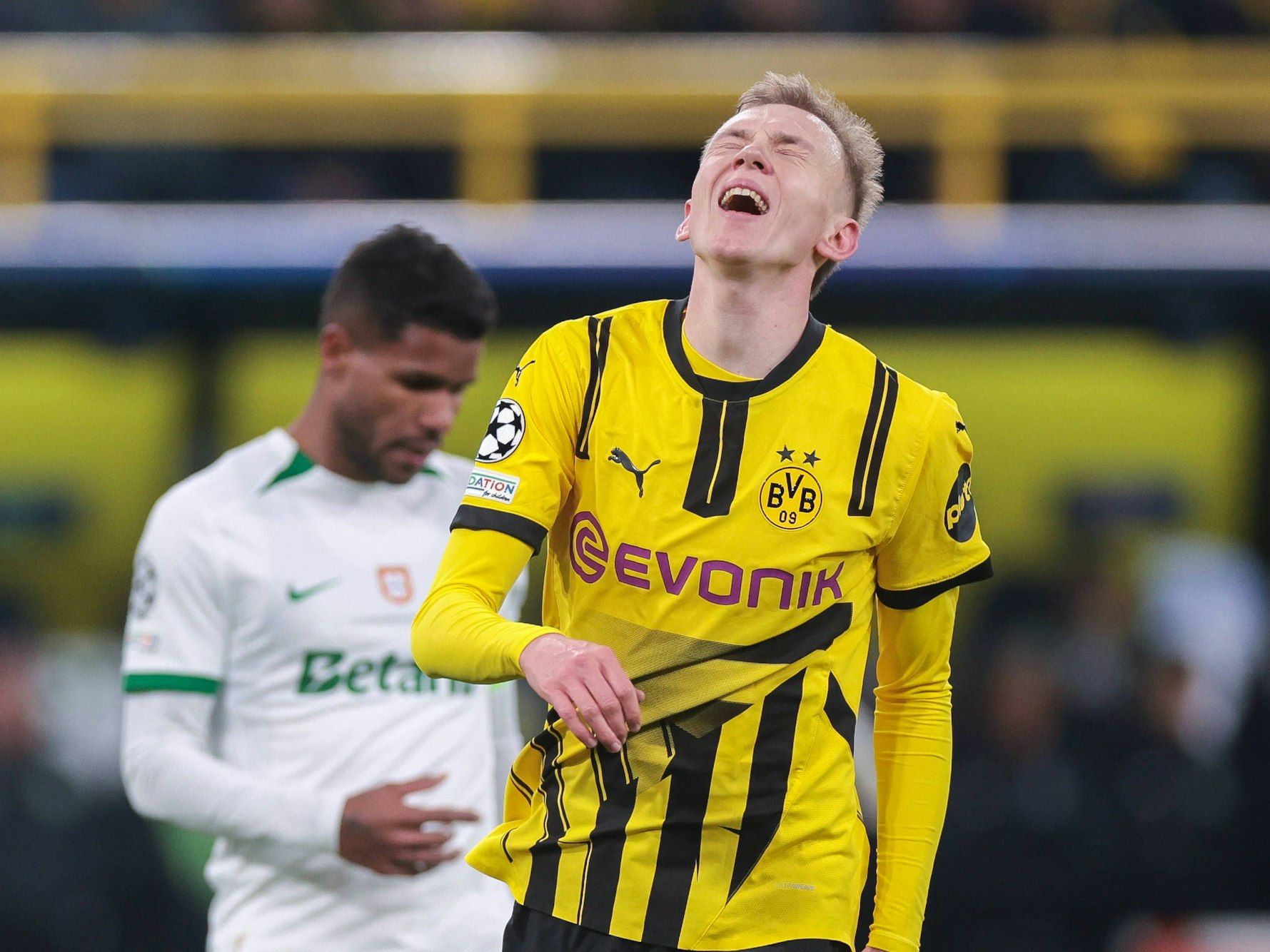 BVB-Profi Maximilian Beier ärgerte sich während der Partie am Mittwochabend (19. Februar 2025) gegen Sporting Lissabon über eine vergebene Chance.