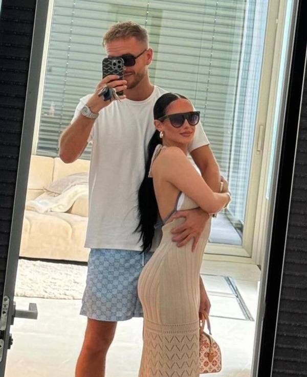 Zu sehen sind der Influencer Julian Claßen und seine aktuelle Freundin Palina vor einem Spiegel und posieren für ein Foto.