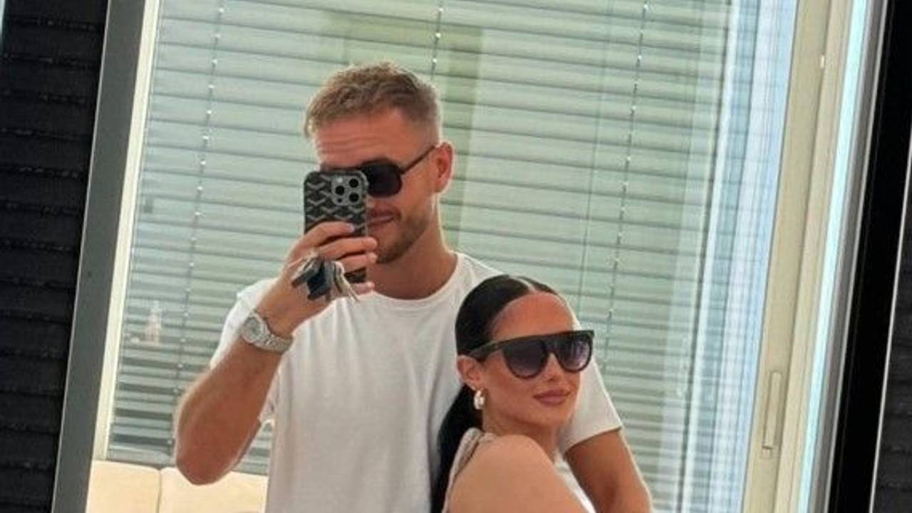 Zu sehen sind der Influencer Julian Claßen und seine aktuelle Freundin Palina vor einem Spiegel und posieren für ein Foto.