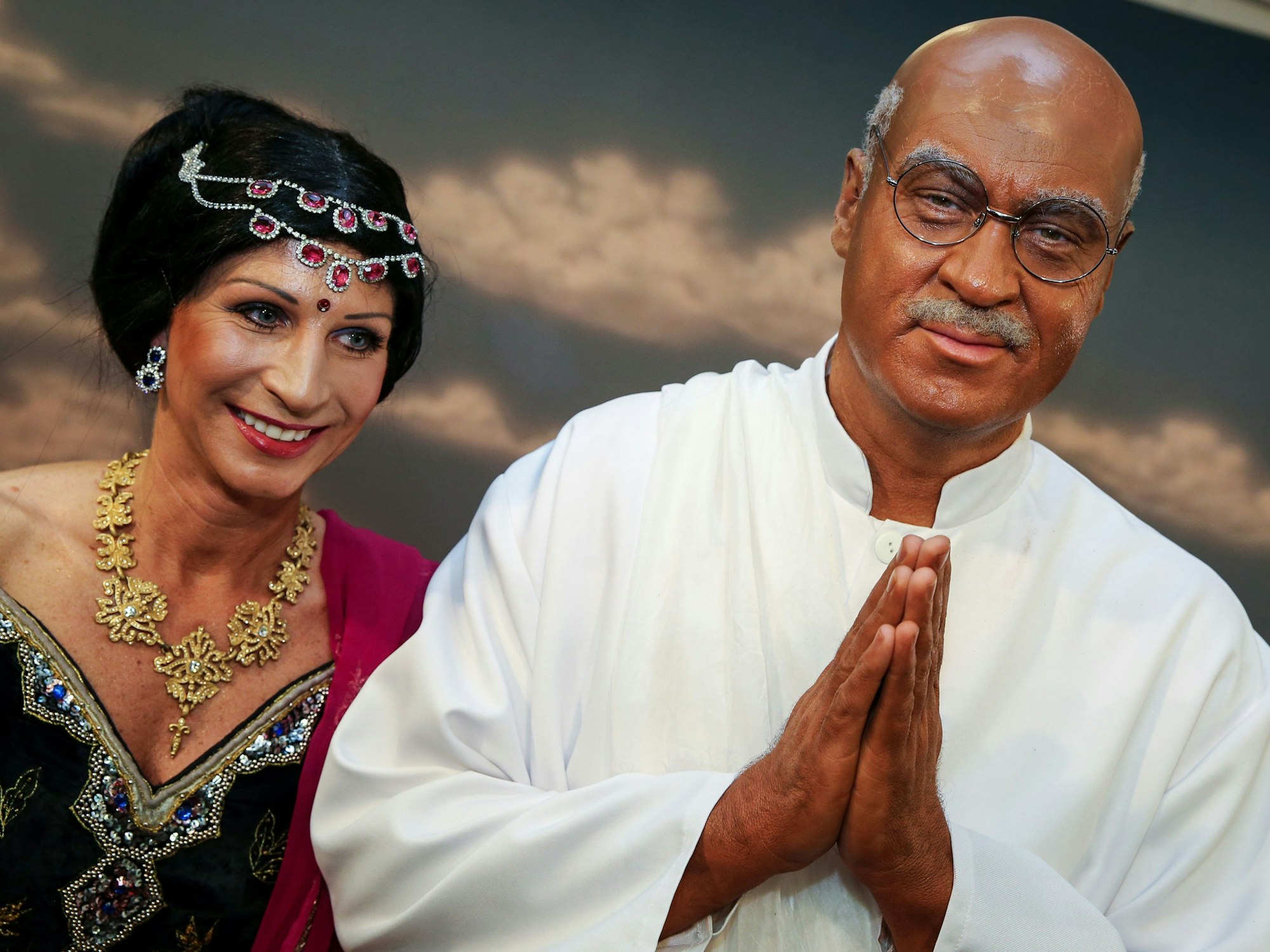 Bayerns Finanzminister Markus Söder (CSU) und seine Frau Karin posieren am 06.02.2015 als «Mahatma Gandhi» und «Inderin» verkleidet auf der Prunksitzung des Fränkischen Fastnachtsverbandes «Fastnacht in Franken» in Veitshöchheim bei Würzburg (Bayern).