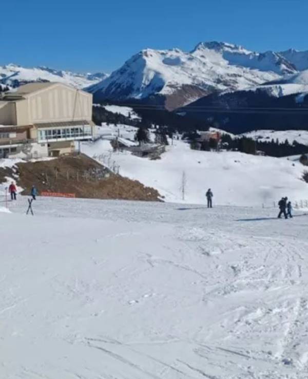 Ein Ski-Gebiet, darauf sind einige Menschen zu sehen.