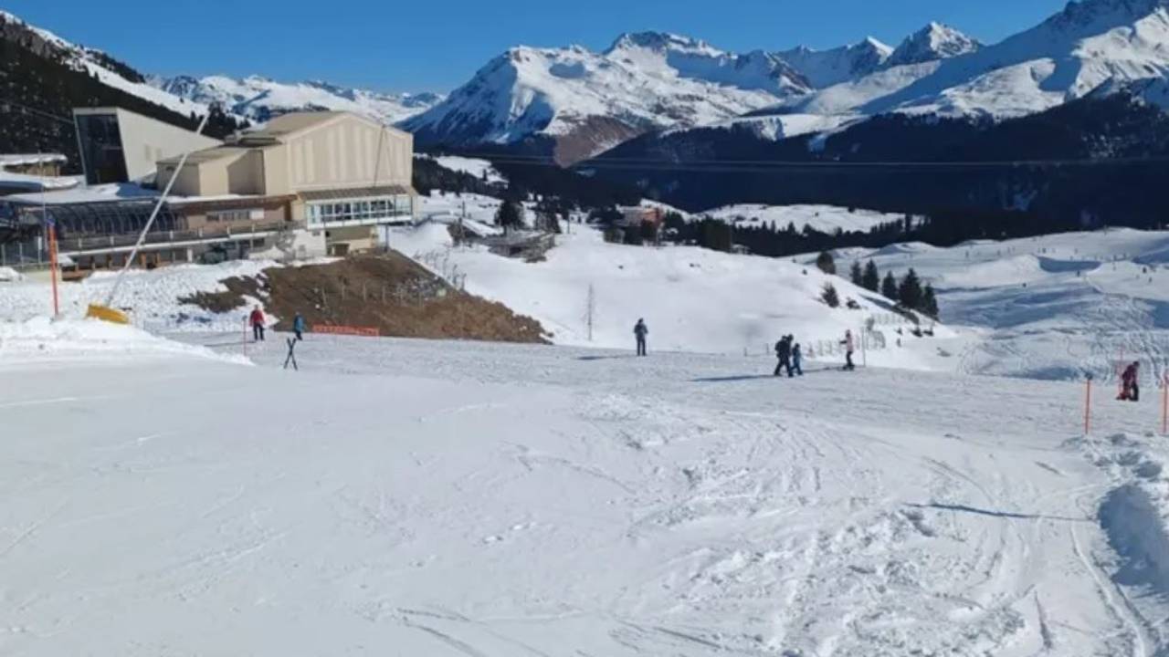 Ein Ski-Gebiet, darauf sind einige Menschen zu sehen.