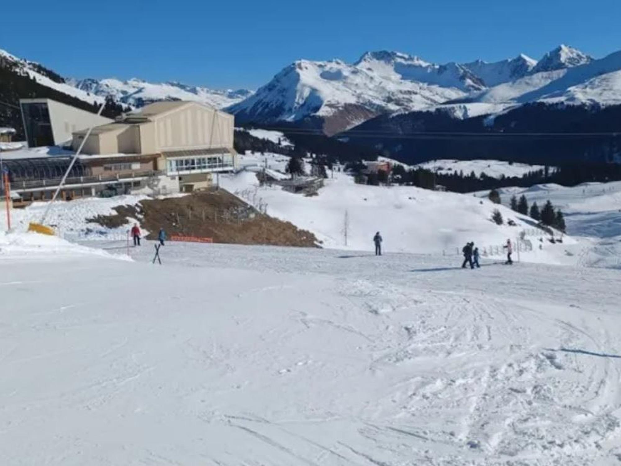Ein Ski-Gebiet, darauf sind einige Menschen zu sehen.