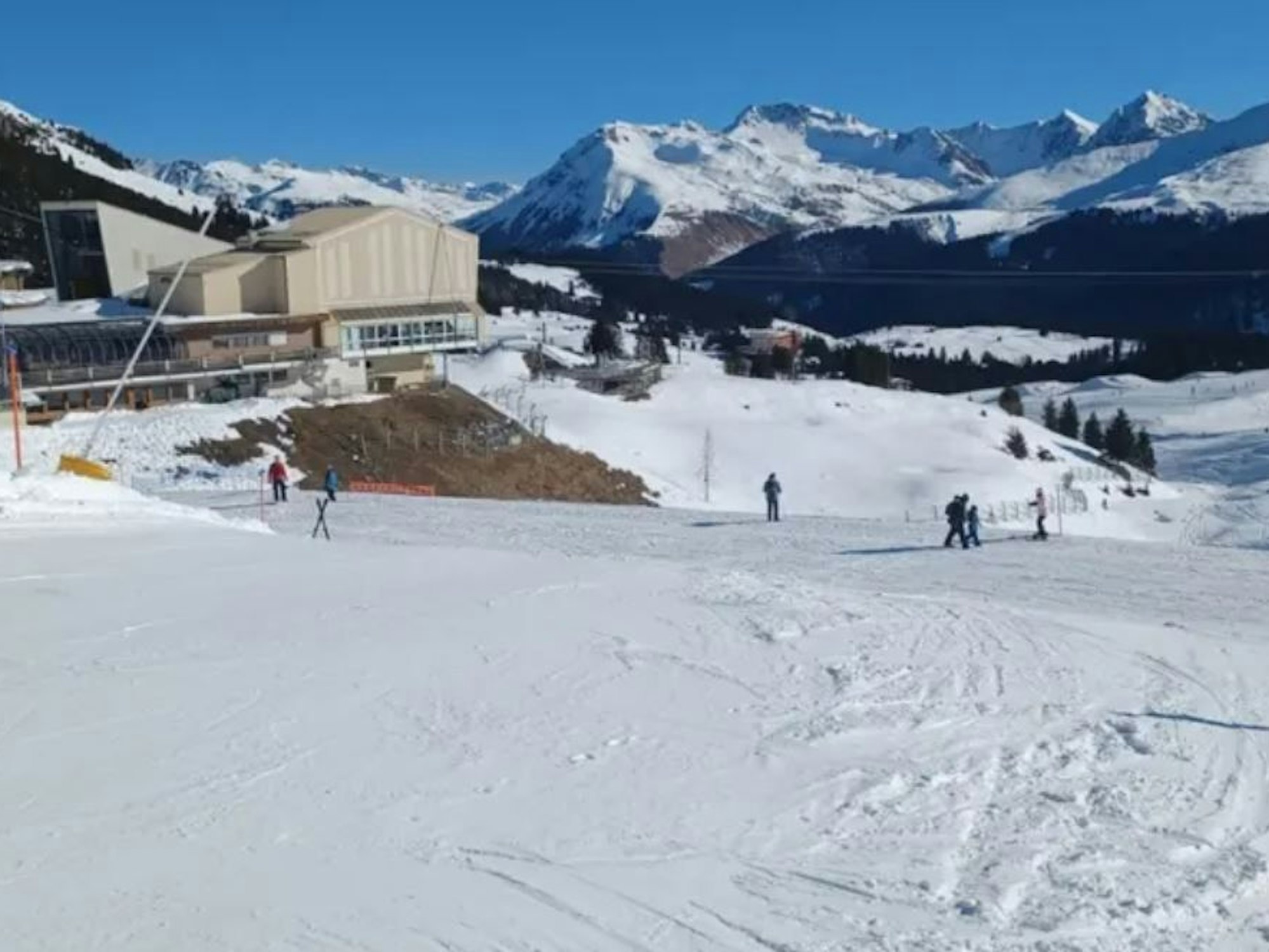 Ein Ski-Gebiet, darauf sind einige Menschen zu sehen.