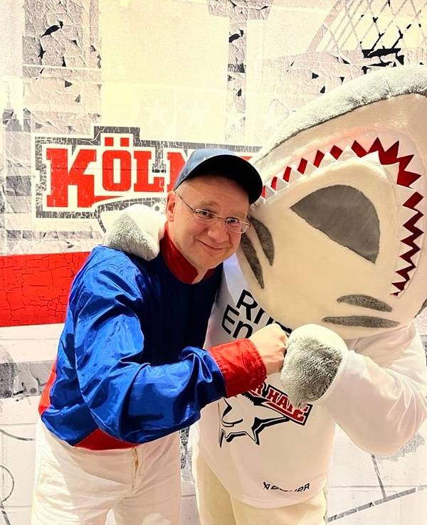 FC-Vizepräsident Eckhard Sauren gibt Haie-Maskottchen Sharky die Faust.