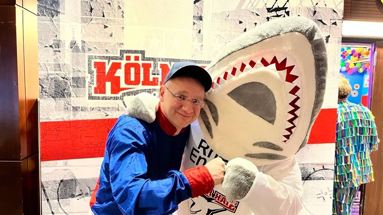 FC-Vizepräsident Eckhard Sauren gibt Haie-Maskottchen Sharky die Faust.