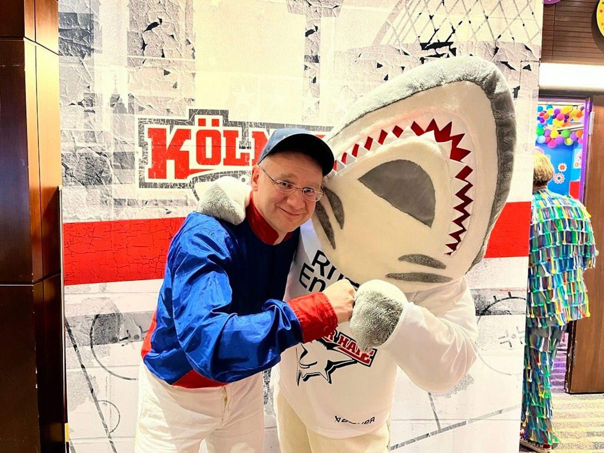 FC-Vizepräsident Eckhard Sauren gibt Haie-Maskottchen Sharky die Faust.