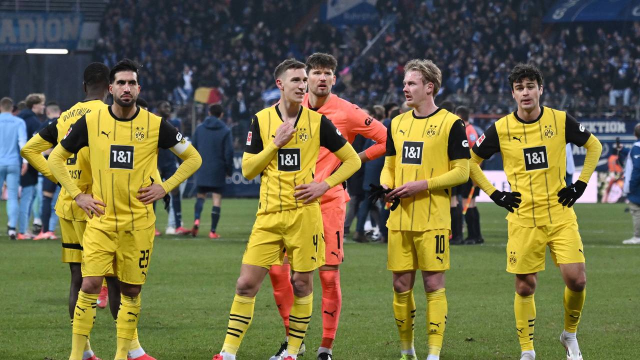 Emre Can, Nico Schlotterbeck, Gregor Kobel, Julian Brandt und Giovanni Reyna stehen enttäuscht vor den Fans.