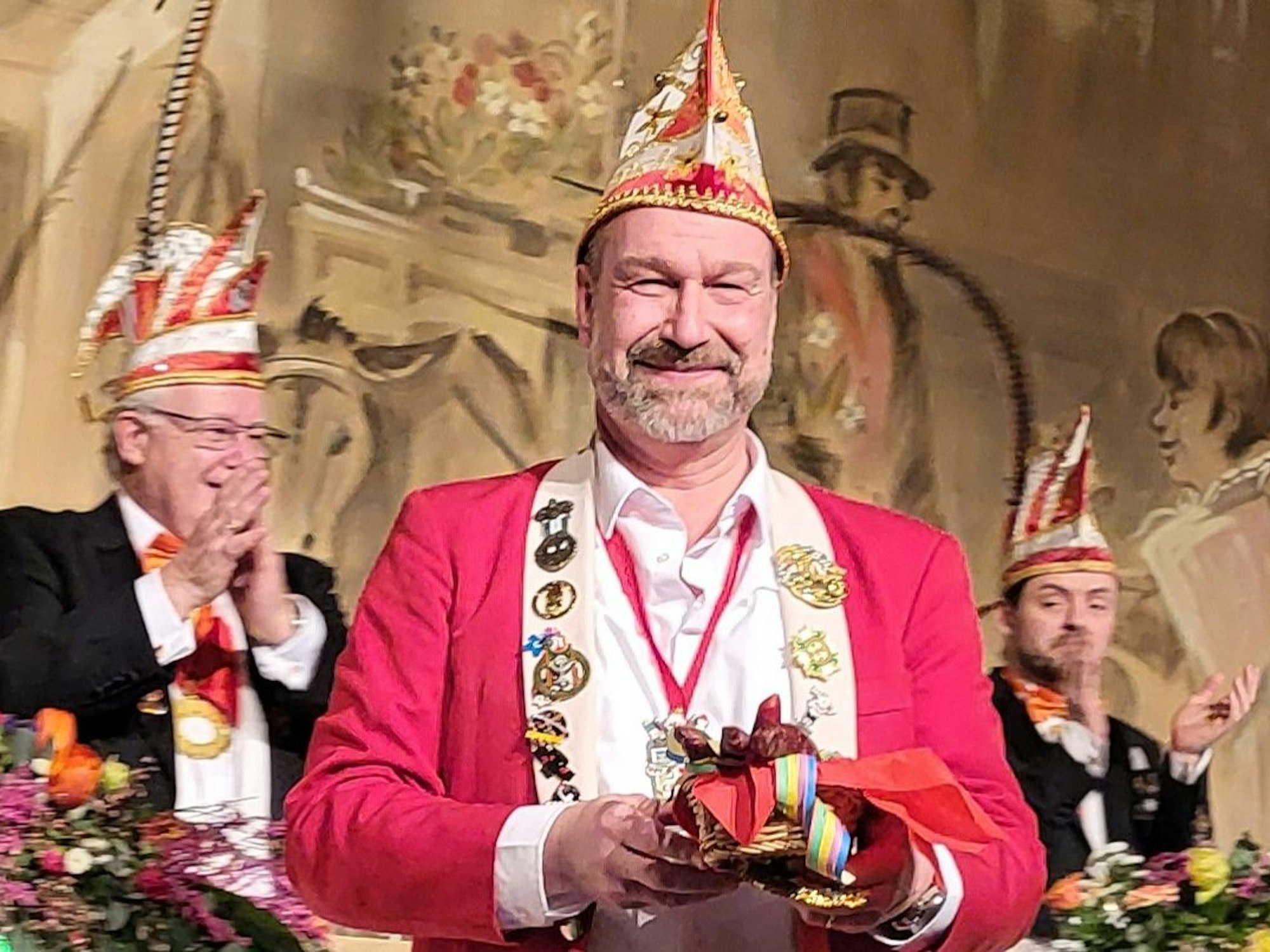 Volker Weininger mit Würstchen als Geschenk.