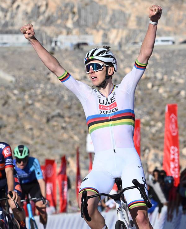 Tadej Pogacar freut sich über seinen Sieg auf der dritten Etappe der UAE Tour 2025.
