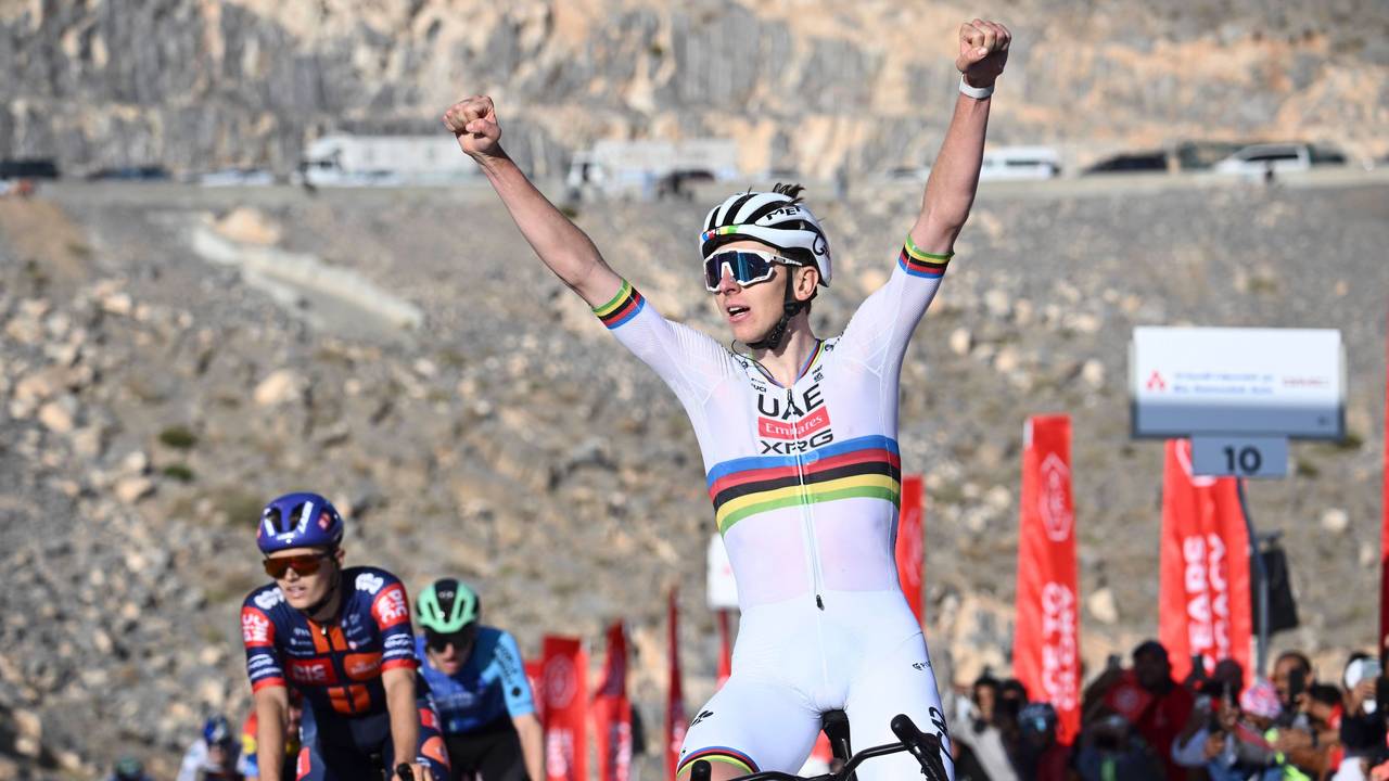 Tadej Pogacar freut sich über seinen Sieg auf der dritten Etappe der UAE Tour 2025.