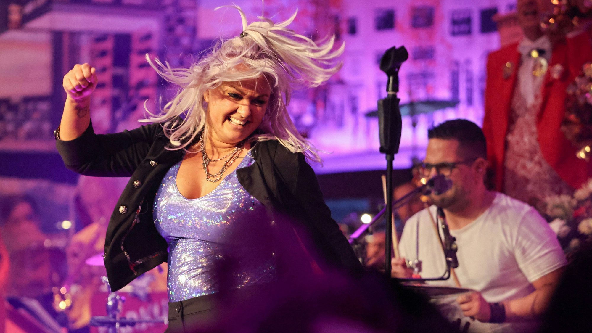 Nici Kempermann beim Auftritt auf der Bühne.