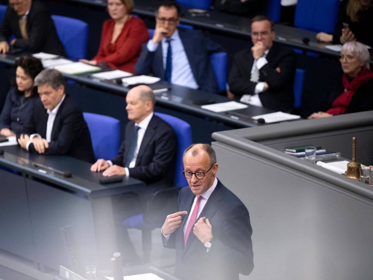 Friedrich Merz spricht im Bundestag.