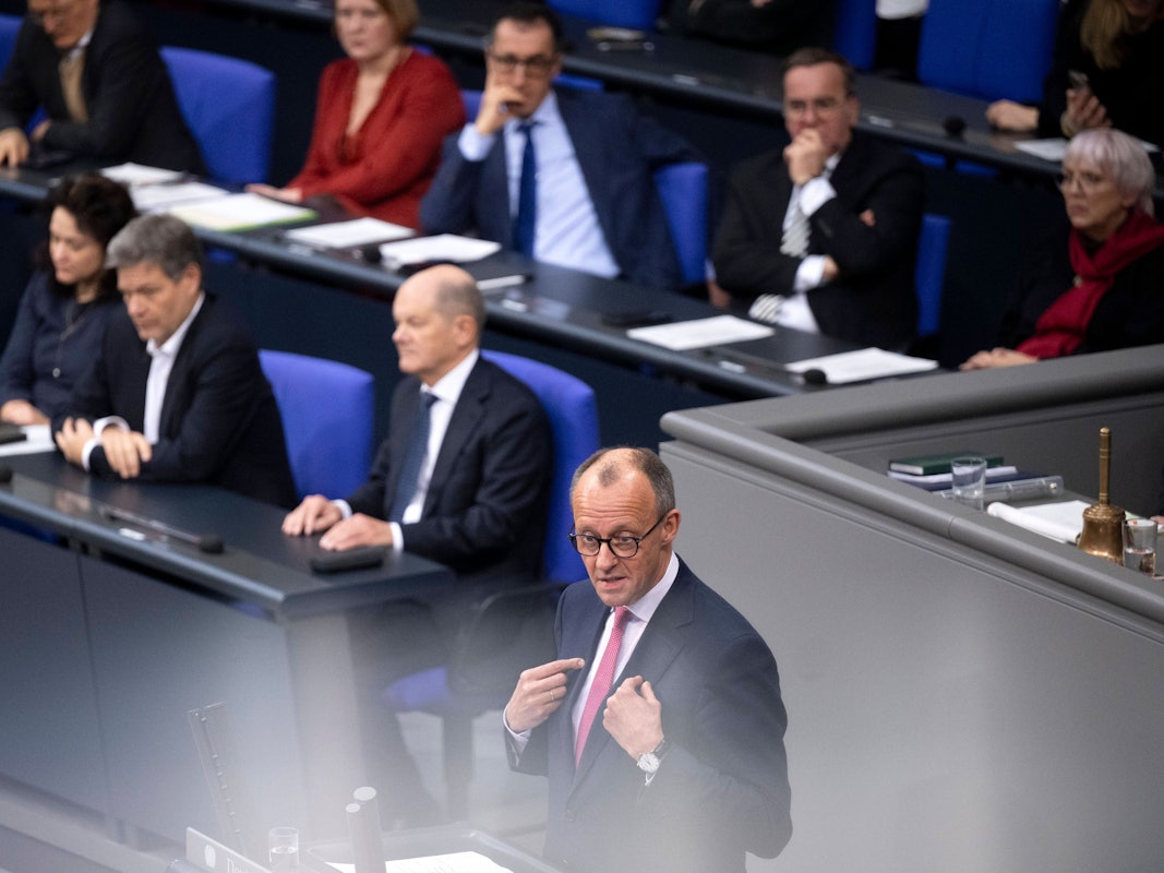 Friedrich Merz spricht im Bundestag.