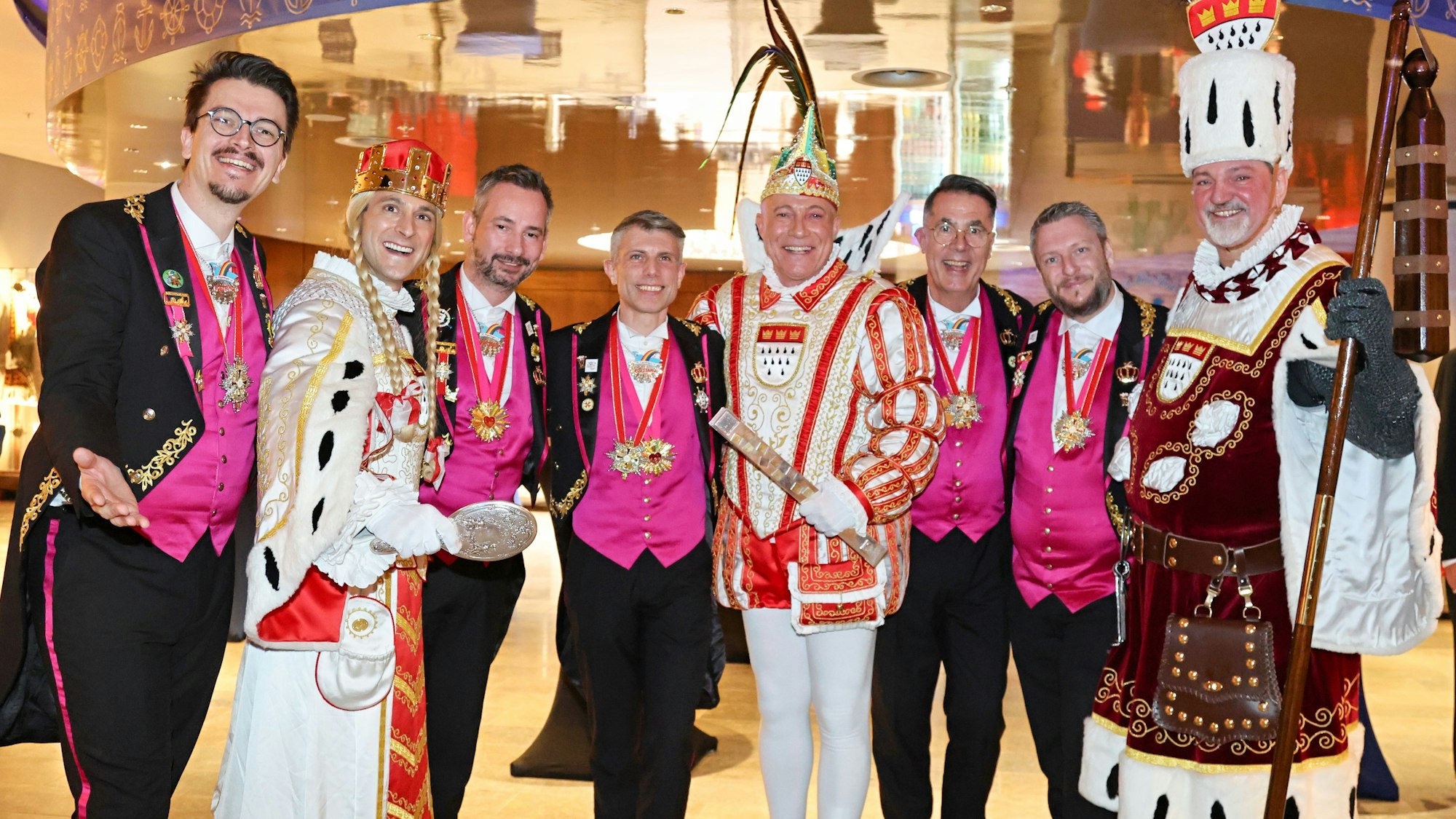 Das Kölner Dreigestirn mit der KG Regenbogen.