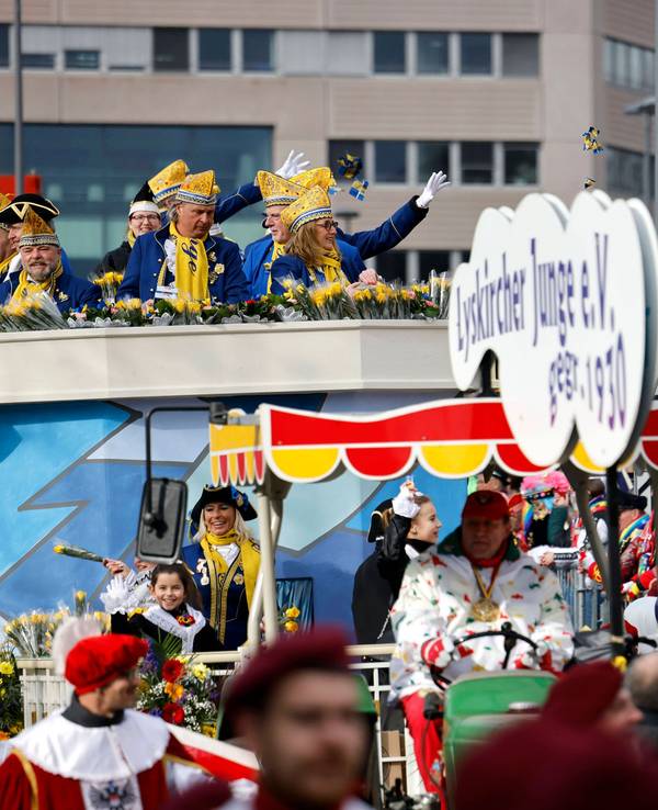 Jecken auf einer Tribüne und kostümierte Narren auf dem Rosenmontagszug 2023 unter dem Motto 200 Jahre Kölner Karneval Ov Krüz oder quer in Köln.