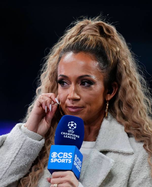 Moderatorin Kate Abdo hält bei der Live-Übertragung zur Champions League von CBS Sports in Madrid ein Mikrofon in der Hand.