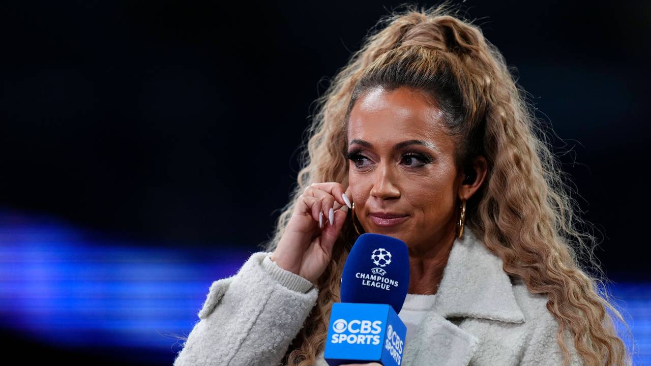 Moderatorin Kate Abdo hält bei der Live-Übertragung zur Champions League von CBS Sports in Madrid ein Mikrofon in der Hand.