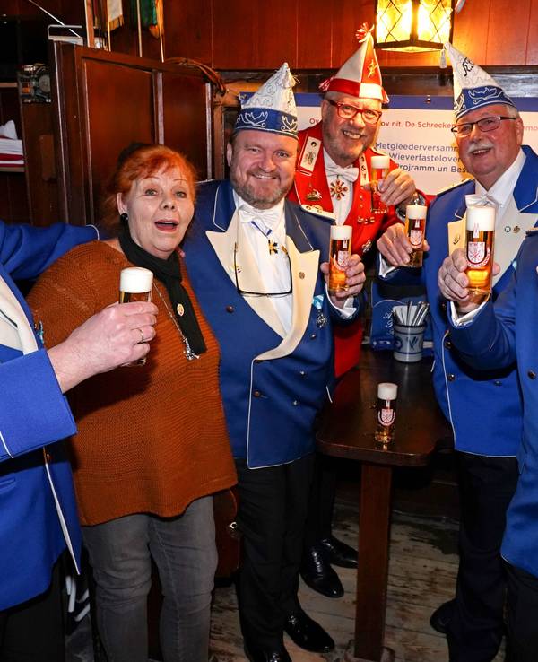 Präsident Michael Nopens, Marie Samy Orfgen, Patric Röttger, Michael Hecker, Wolfgang Klehn und Willy Schmidt prosten sich zu.