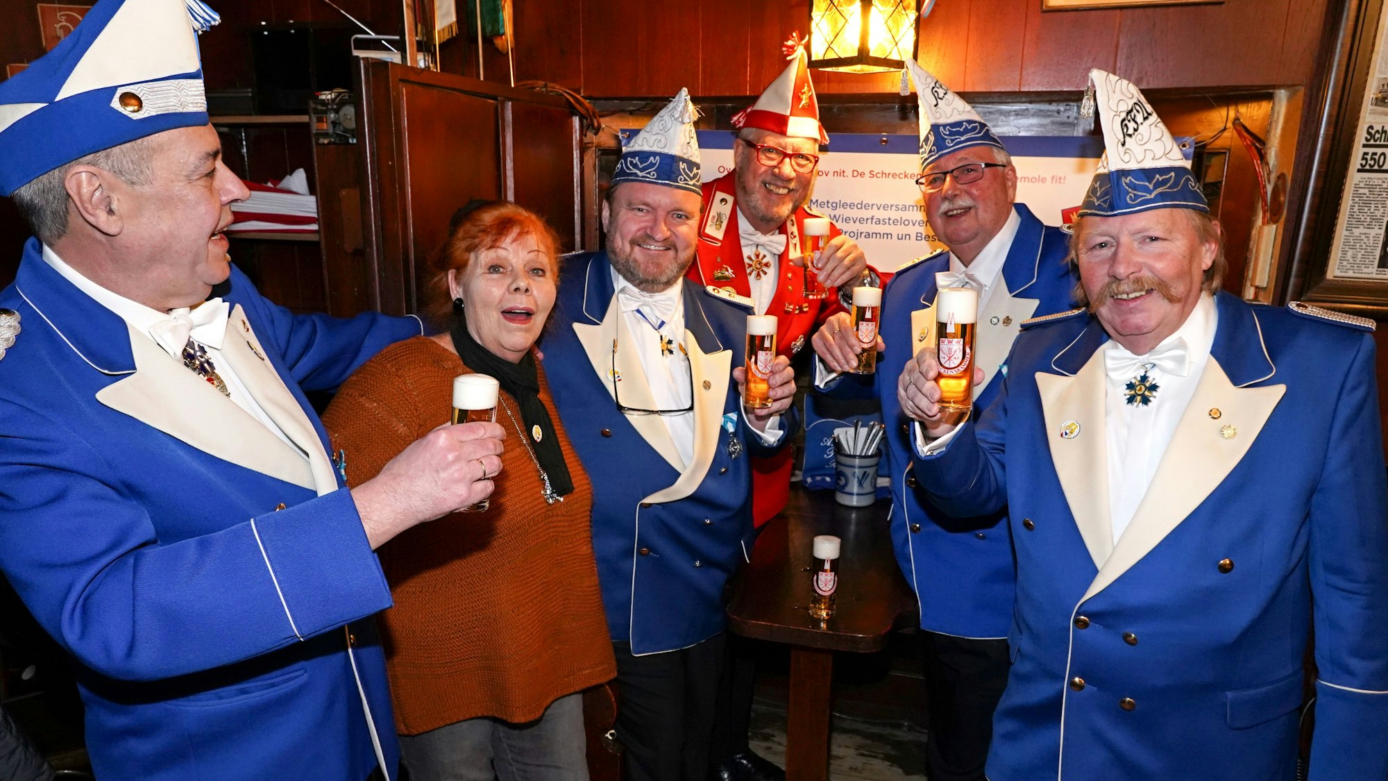 Präsident Michael Nopens, Marie Samy Orfgen, Patric Röttger, Michael Hecker, Wolfgang Klehn und Willy Schmidt prosten sich zu.