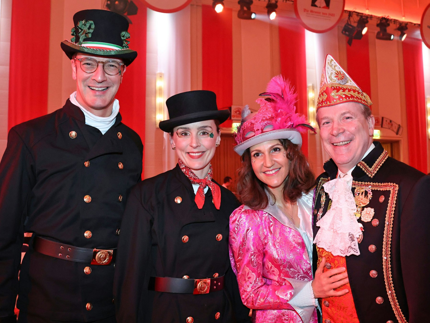 Hendrik Wüst mit Ehefrau Katharina sowie Christoph Kuckelkorn mit Fau Katia.