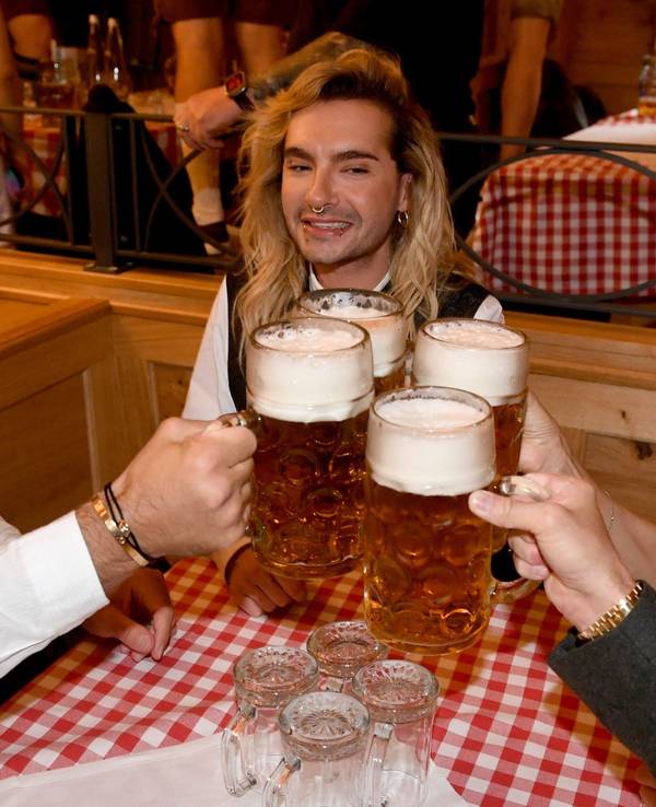 Bill Kaulitz und Marc Eggers stoßen auf dem Oktoberfest an.