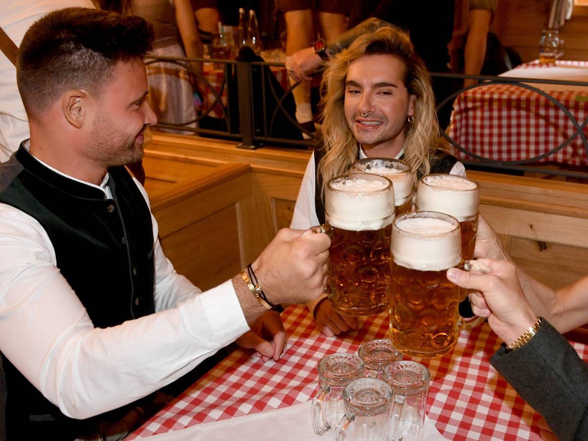 Bill Kaulitz und Marc Eggers stoßen auf dem Oktoberfest an.