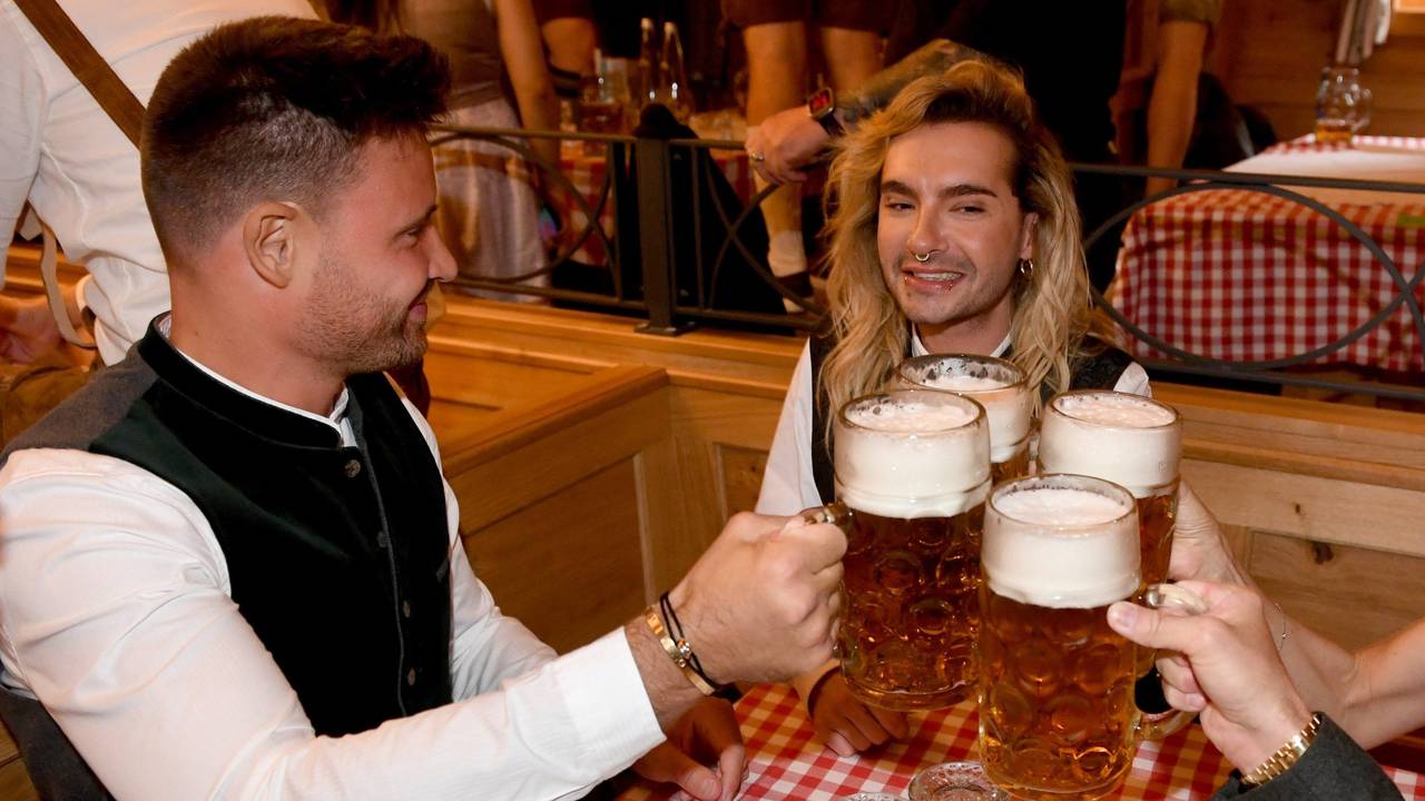 Bill Kaulitz und Marc Eggers stoßen auf dem Oktoberfest an.