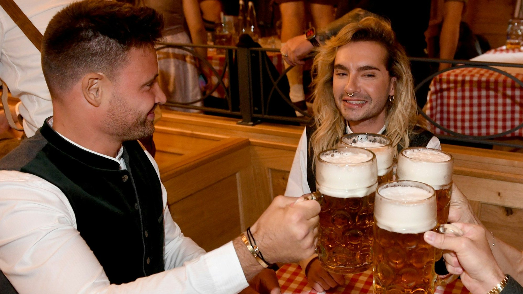 Bill Kaulitz (r.) feiert 2024 mit Marc Eggers im Schützenzelt auf der Wiesn.
