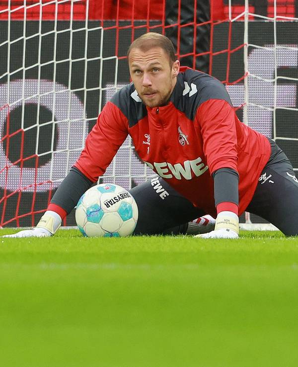 Marvin Schwäbe (1. FC Köln) mit Ball.
