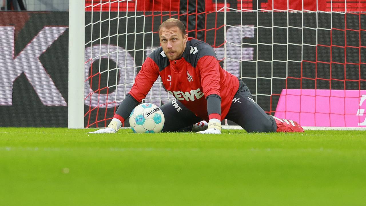 Marvin Schwäbe (1. FC Köln) mit Ball.